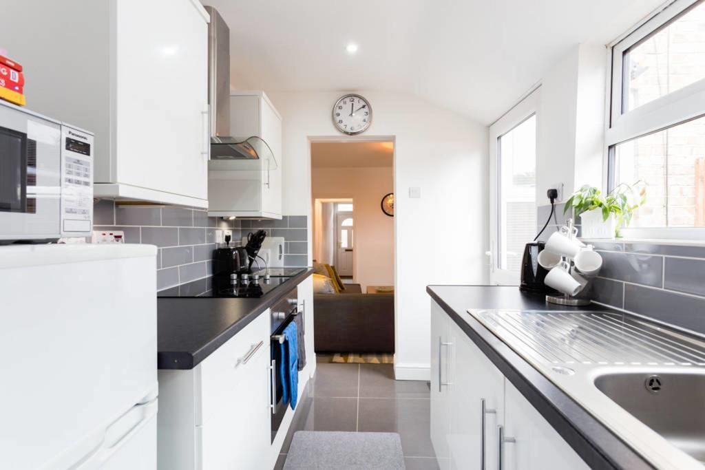 Ashton House - Stylish 2 Bedroom House, Close To Luton Town Center & Airport 외부 사진