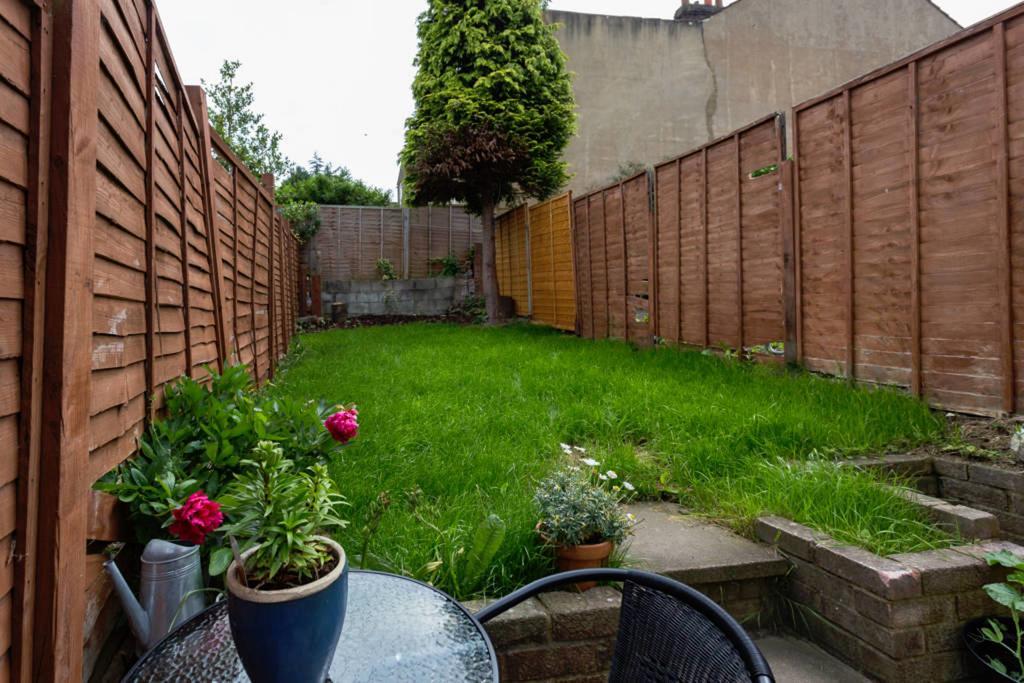 Ashton House - Stylish 2 Bedroom House, Close To Luton Town Center & Airport 외부 사진